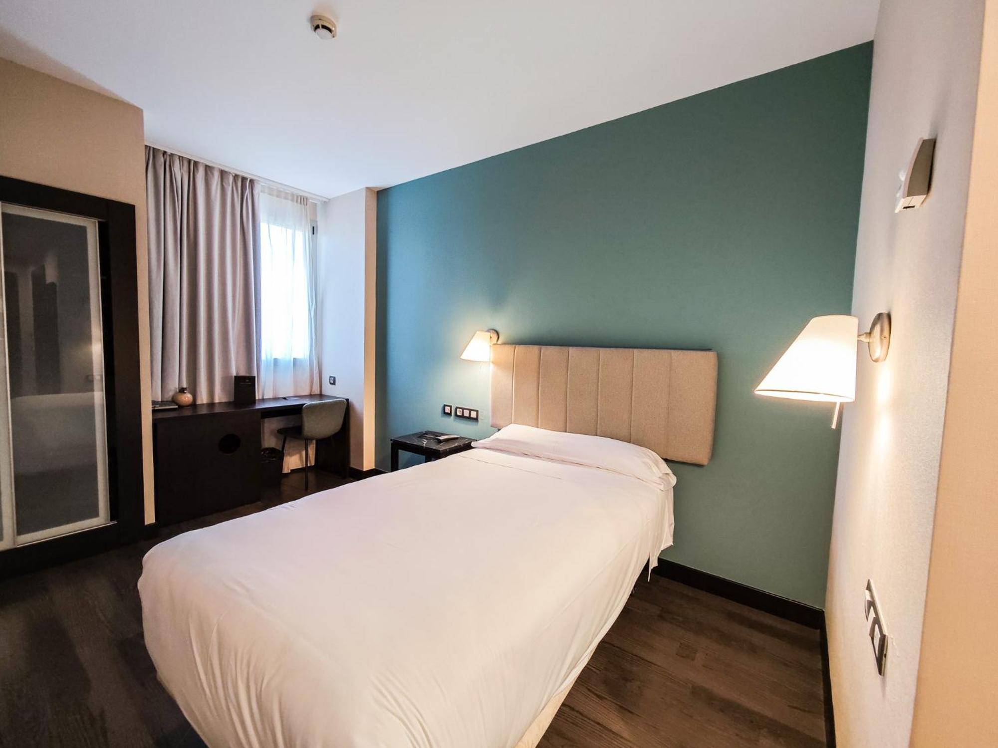 Azz Pamplona Norte Hotel Екстер'єр фото