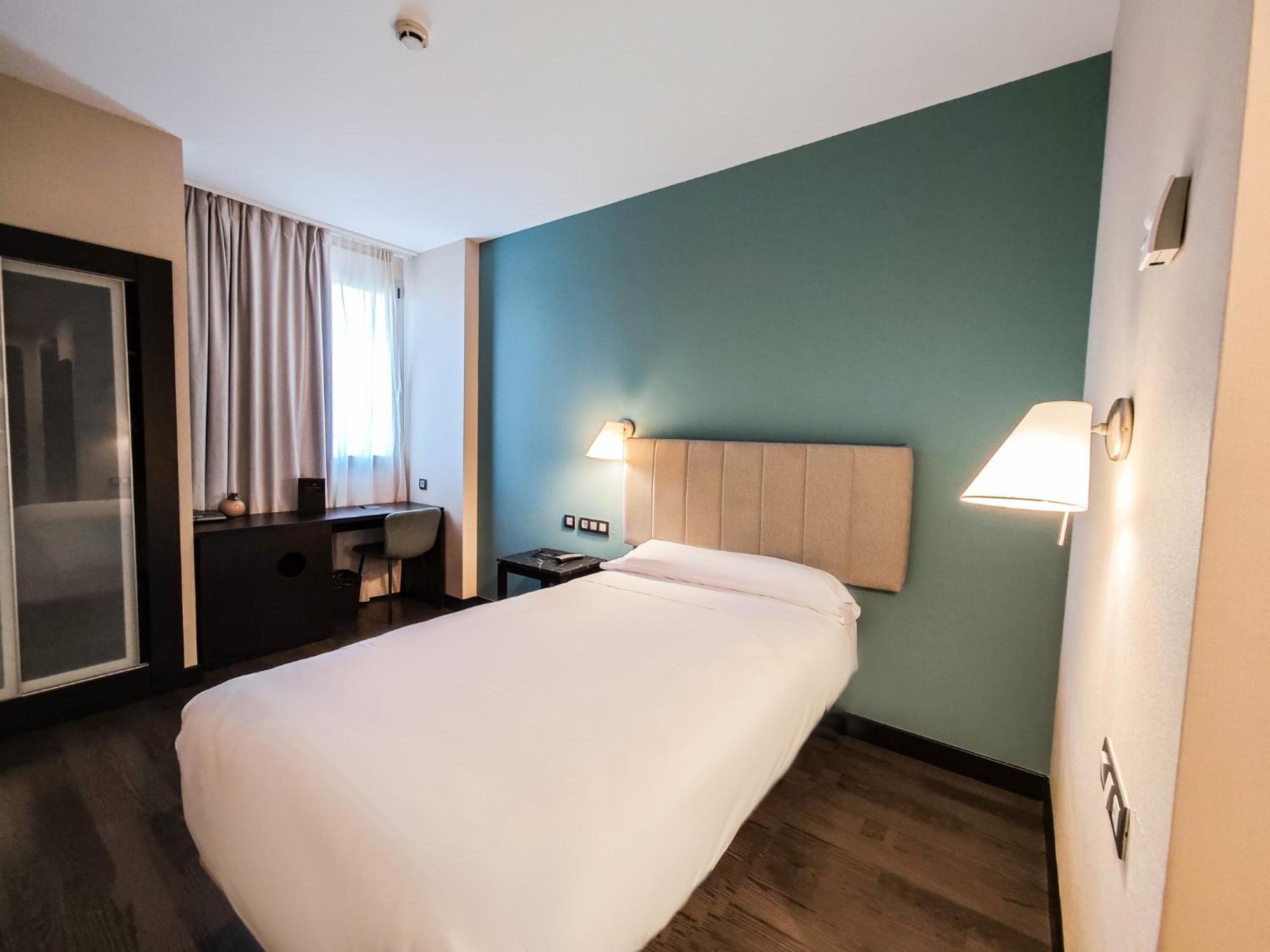 Azz Pamplona Norte Hotel Екстер'єр фото